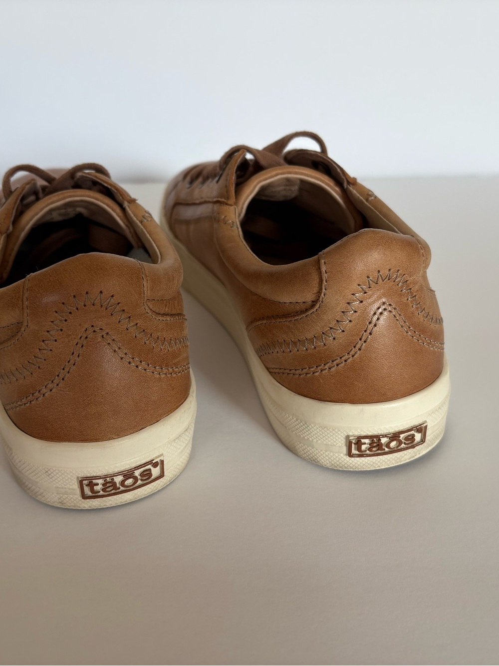 Taos Footwear Women’s Tan Leather Low-Top Sneakers - Picture 2 of 7